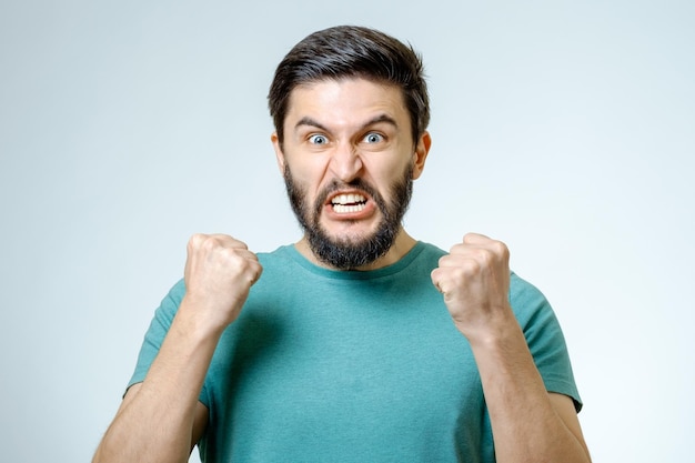 Portrait de jeune homme debout en position de boxeur