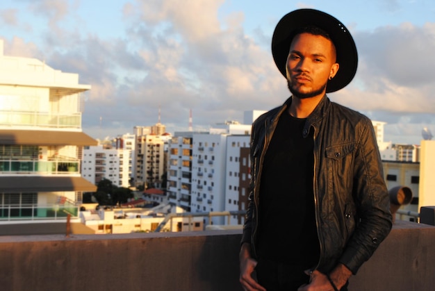 Portrait d'un jeune homme debout sur la terrasse
