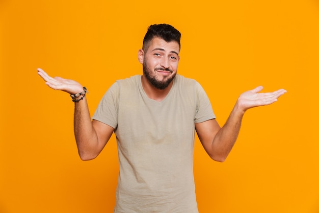 Portrait d'un jeune homme décontracté confus