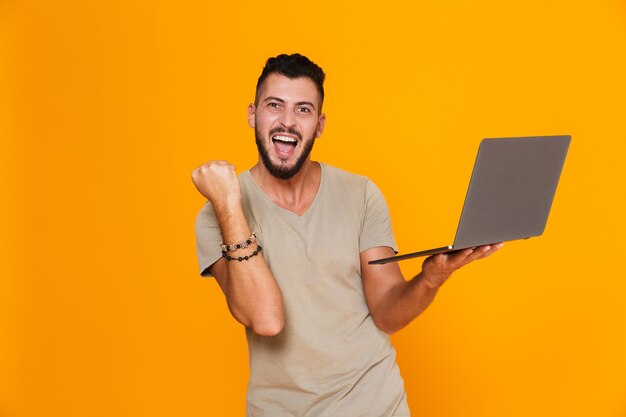 Portrait D'un Jeune Homme Décontracté Excité