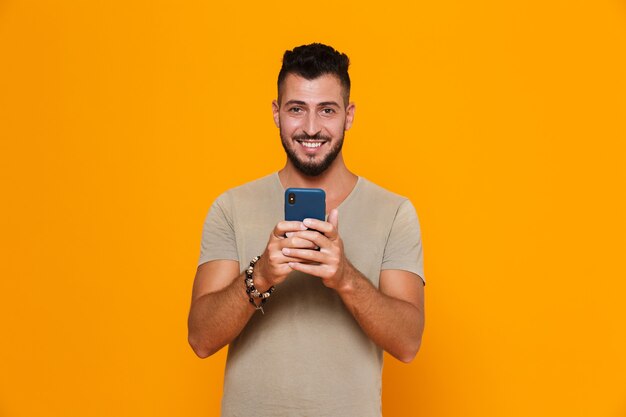 Portrait d'un jeune homme décontracté heureux