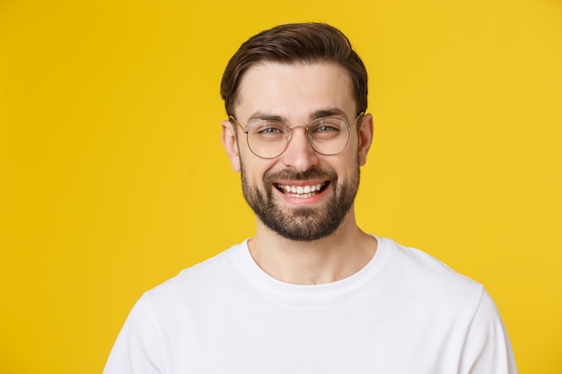 Portrait de jeune homme décontracté isolé sur fond jaune