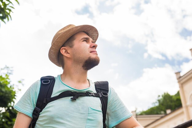 Photo portrait d'un jeune homme détournant son regard vers le ciel