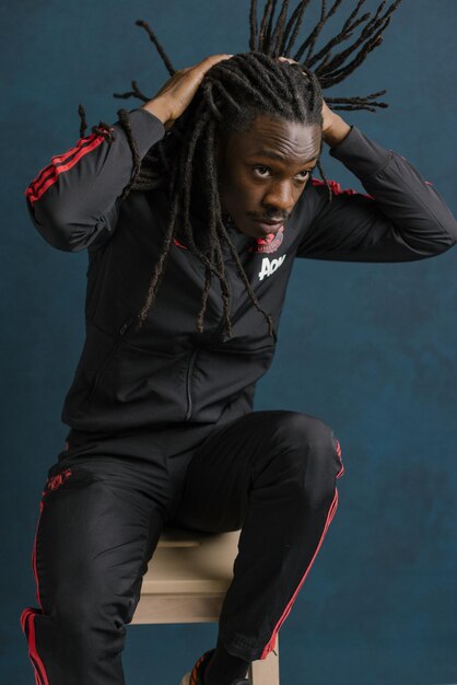 Photo portrait d'un jeune homme avec des dreadlocks