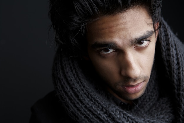 Photo portrait d'un jeune homme avec une écharpe en laine grise