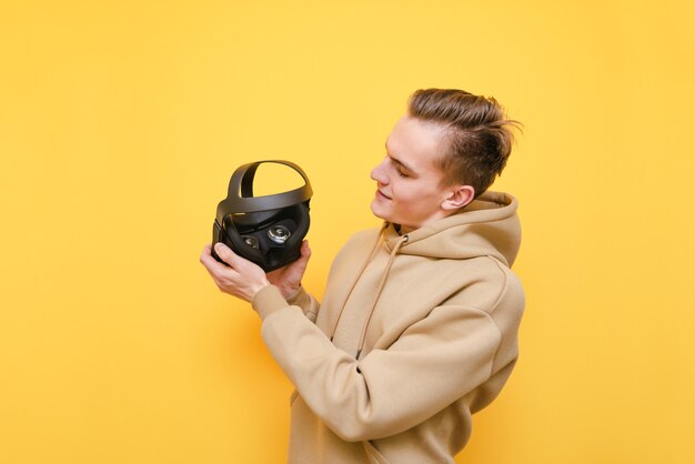 Portrait de jeune homme émotionnel à lunettes VR isolé