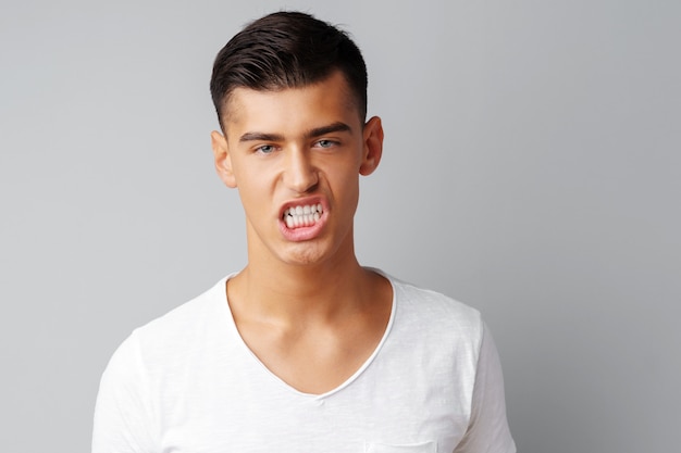 Portrait de jeune homme énervé énervé