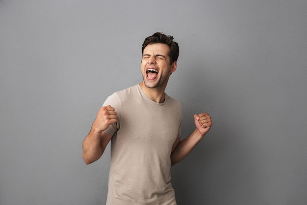 Portrait d'un jeune homme excité