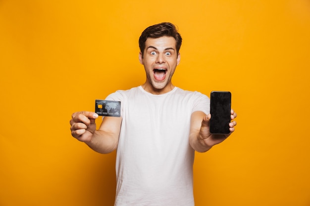 Portrait d'un jeune homme excité