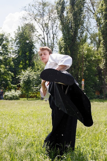 Portrait de jeune homme exerce au parc naturel