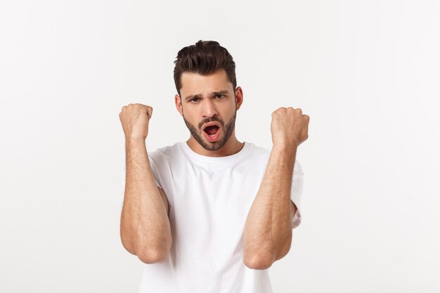 Portrait de jeune homme avec une expression faciale choquée