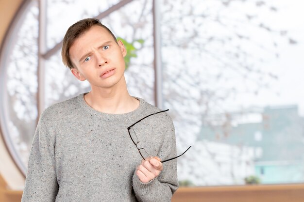 Portrait de jeune homme avec une expression faciale choquée