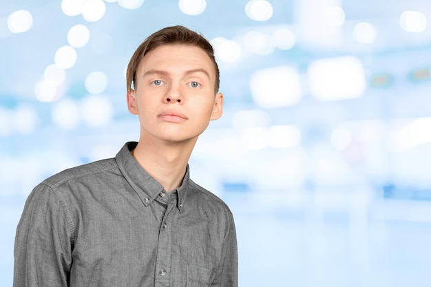 Portrait de jeune homme avec une expression faciale choquée