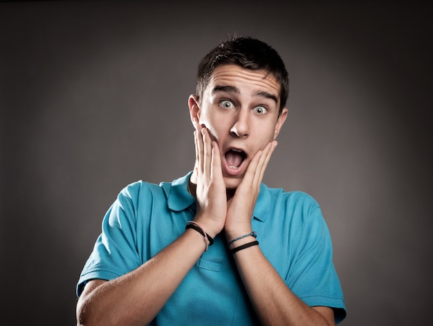 portrait de jeune homme avec une expression de surprise