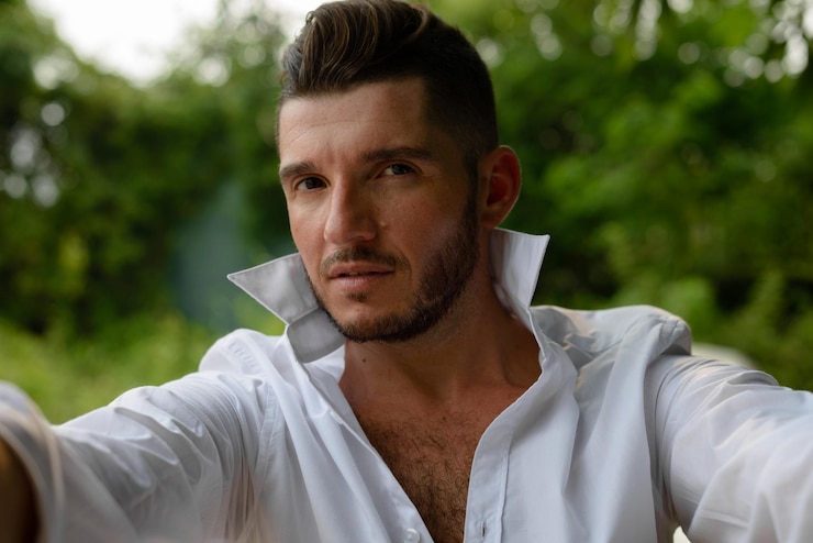 Photo portrait de jeune homme à l'extérieur