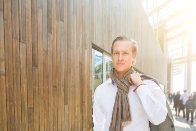 Portrait de jeune homme façonné sur bois