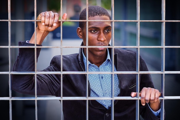 Photo portrait d'un jeune homme faisant de l'exercice au gymnase