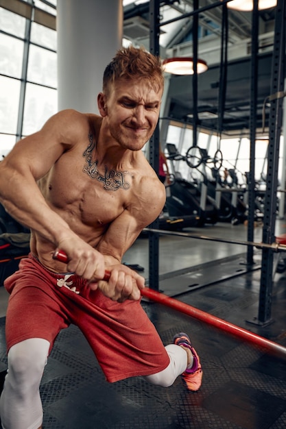 Portrait d'un jeune homme faisant de l'exercice au gymnase