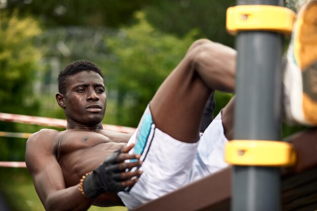 Photo portrait d'un jeune homme faisant de l'exercice à l'extérieur