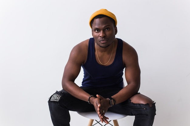 Photo portrait d'un jeune homme faisant de l'exercice sur un fond gris