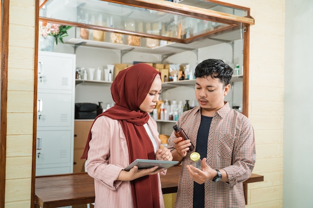 Portrait de jeune homme et femme musulmane dans un magasin