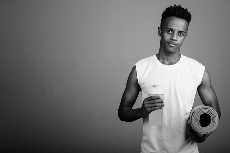Photo portrait d'un jeune homme sur fond blanc