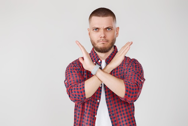 Photo portrait d'un jeune homme sur fond blanc