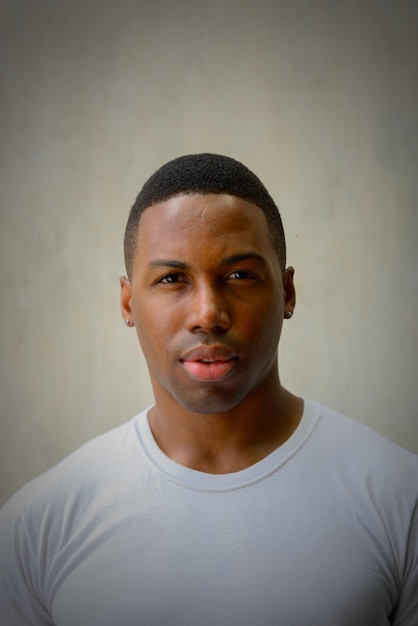 Portrait d'un jeune homme sur fond blanc