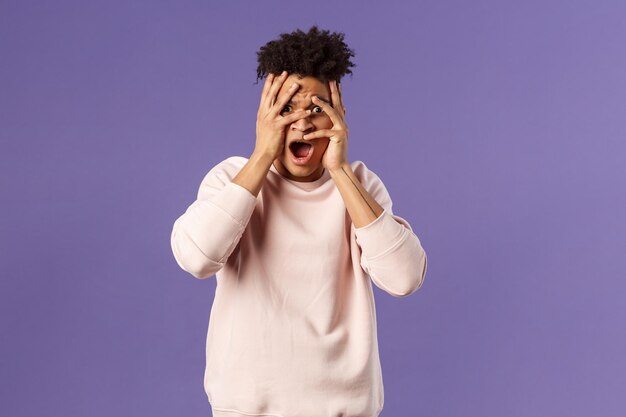 Portrait d'un jeune homme sur fond blanc