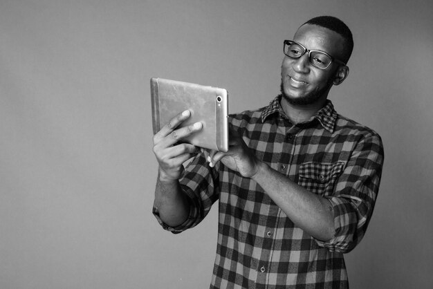 Photo portrait d'un jeune homme sur un fond blanc