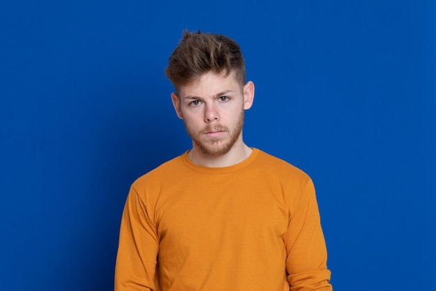 Portrait d'un jeune homme sur un fond bleu