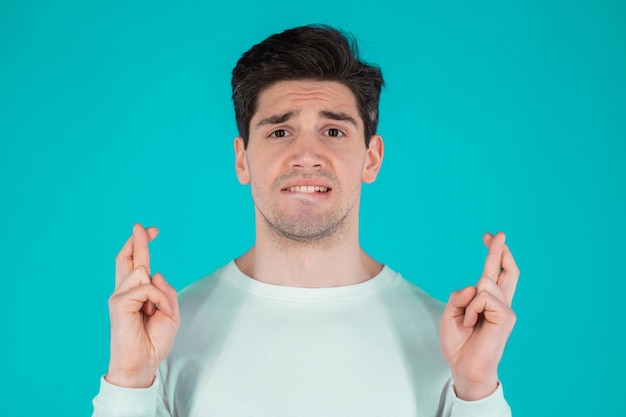 Photo portrait d'un jeune homme avec un fond bleu