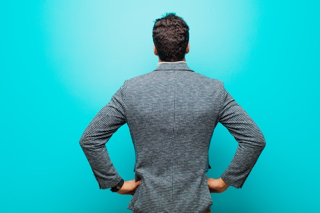 Portrait d'un jeune homme sur fond bleu