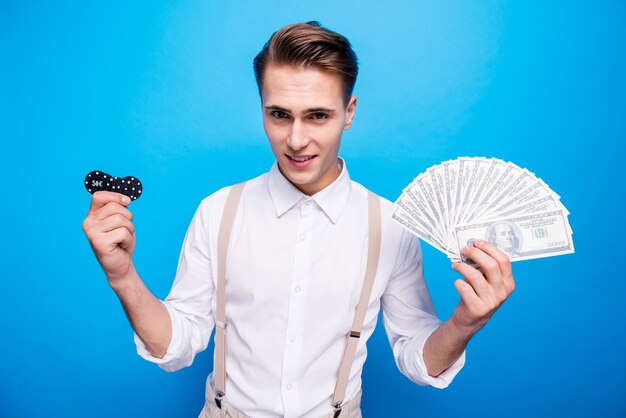 Portrait d'un jeune homme sur fond bleu