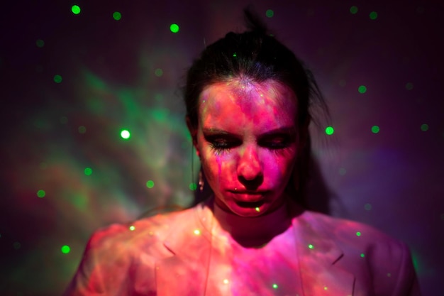 Portrait d'un jeune homme sur un fond coloré éclairé