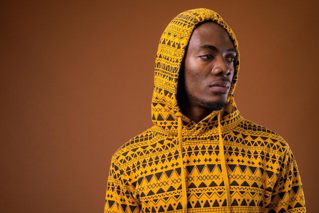 Photo portrait d'un jeune homme sur un fond gris