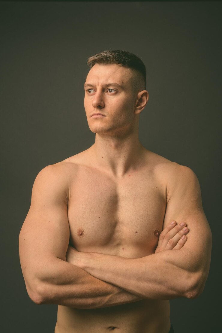 Photo portrait d'un jeune homme sur un fond gris