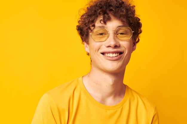 Portrait d'un jeune homme sur fond jaune