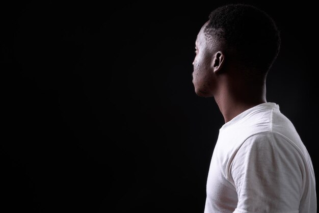 Photo portrait d'un jeune homme sur un fond noir