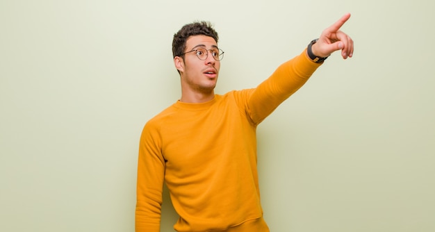 Portrait d'un jeune homme sur fond vert