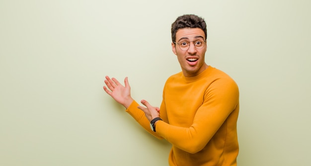 Portrait d'un jeune homme sur fond vert