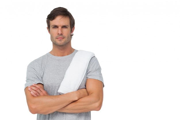 Portrait d&#39;un jeune homme en forme avec une serviette