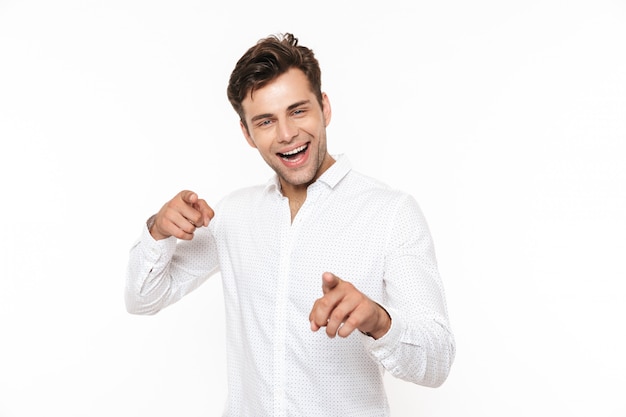 Portrait d'un jeune homme gai en chemise