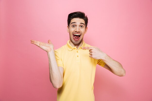 Portrait d'un jeune homme gai pointant