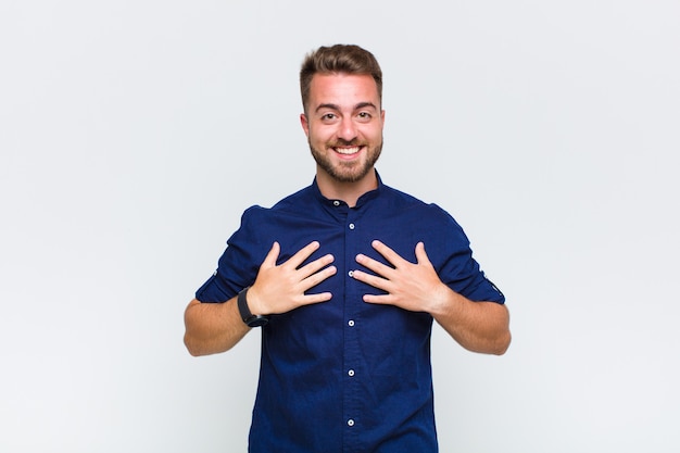 Portrait d'un jeune homme gai