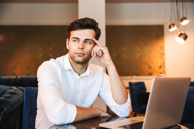 Portrait d'un jeune homme habillé formel concentré