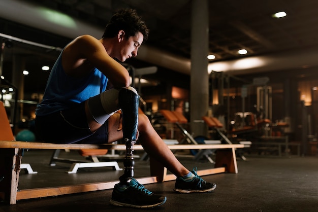 Portrait de jeune homme handicapé dans la salle de gym. Concept de sportif handicapé.