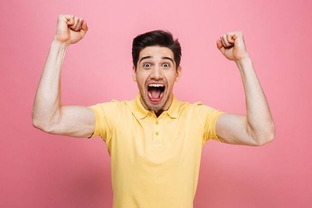 Portrait d'un jeune homme heureux célébrant le succès