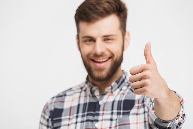 Portrait d'un jeune homme heureux en chemise à carreaux