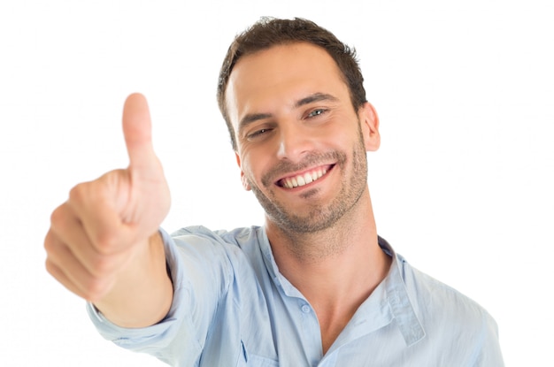 Portrait d'un jeune homme heureux montrant le pouce vers le haut signe isolé sur fond blanc